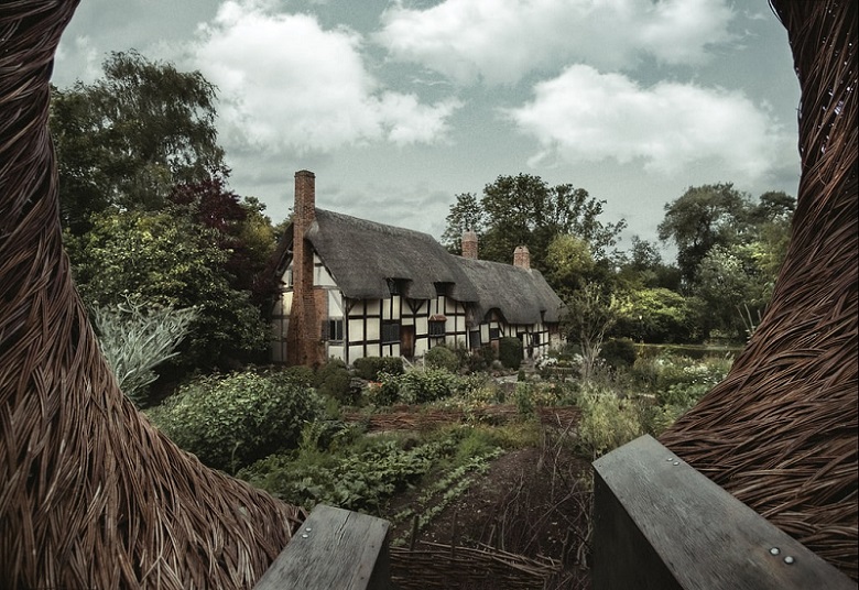 Anne-Hathaways-Cottage-Stratford-Upon-Avon-Zoltan-Tasi