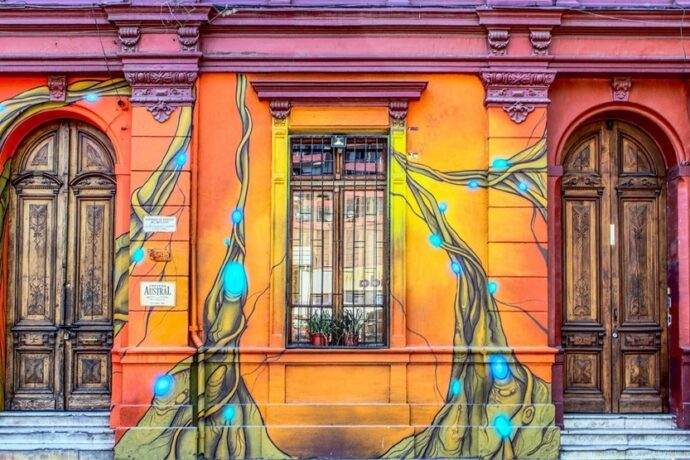 Fachada de arte urbano en Santiago de Chile